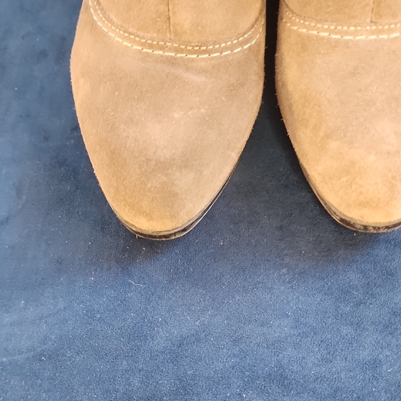 La CANADIENNE Tan Beige Natural Gray Brown Suede Heeled Boots - Picture 5 of 13